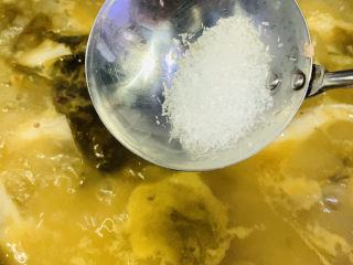 23、炖草鱼,加少许味精；