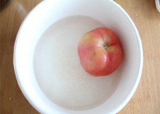 3、动脑筋做让小朋友爱吃的素菜——番茄菜花 ,烧开水，把西红柿放水里烫半分钟左右，这样就可以轻松去掉西红柿的表皮。