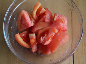 4、动脑筋做让小朋友爱吃的素菜——番茄菜花 ,去皮的西红柿切小块。