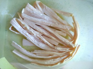 1、腐竹黄瓜炒火腿,腐竹提前泡发