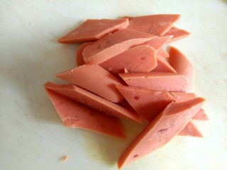 3、腐竹黄瓜炒火腿,火腿切成菱形片