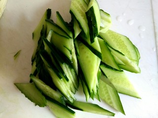 4、腐竹黄瓜炒火腿,黄瓜切成菱形片