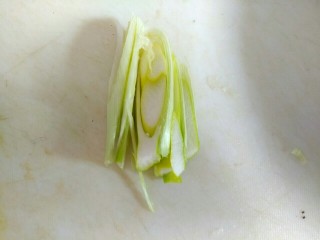 5、腐竹黄瓜炒火腿,葱切片