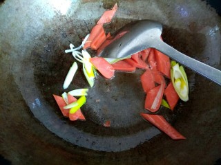 7、腐竹黄瓜炒火腿,放入葱片翻炒