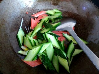 8、腐竹黄瓜炒火腿,放入黄瓜片翻炒