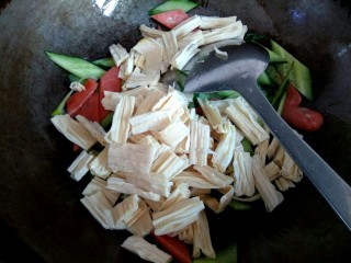 9、腐竹黄瓜炒火腿,放入腐竹翻炒