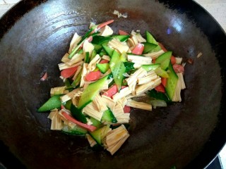 11、腐竹黄瓜炒火腿,加入水淀粉，翻炒均匀关火出锅