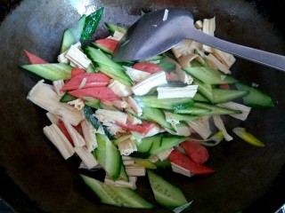 10、腐竹黄瓜炒火腿,加入适量盐，一勺生抽翻炒