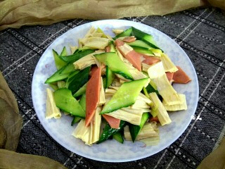 12、腐竹黄瓜炒火腿,盛盘，可以滴入适量香油调味