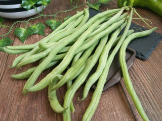1、香辣豆角,准备好一份新鲜的豆角备用