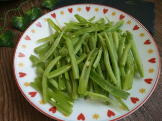 4、香辣豆角,然后从中间切成细条状