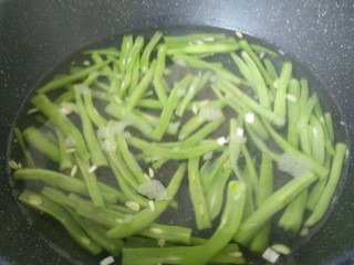 6、香辣豆角,放稍许盐在水里，煮软变绿
