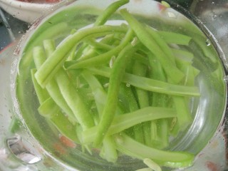 7、香辣豆角,捞出放凉水中拔凉