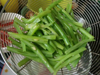 8、香辣豆角,拔凉后，捞出控水备用