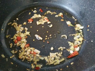 9、香辣豆角,葱姜蒜干辣椒放锅中爆香