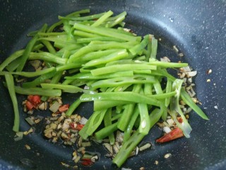 10、香辣豆角,放入焯熟的豆角丝