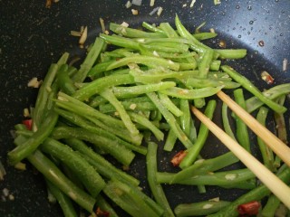 12、香辣豆角,加入少许盐