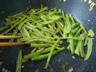 13、香辣豆角,继续翻炒均匀，关火
