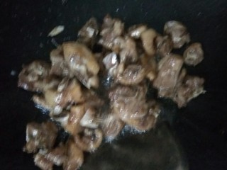 1、干爆鸭,首先将鸭肉洗干净，然后冷水末过肉，水开后，捞出洗干净，过水是为了去掉上面的血沫。然后再次冲洗干净血沫沥干，锅洗干净，开火不放油把鸭肉放进去煸炒，炒至没有水后有点糊锅的时候放入适量油煸炒，鸭肉变颜色后，捞出备用。