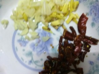 2、干爆鸭,准备的姜蒜辣椒，姜蒜不要切太碎，不然会糊。