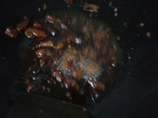 3、干爆鸭,开火，放油，放入花椒，干辣椒，豆瓣酱小火炒至辣椒开始变颜色放入鸭肉。