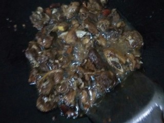 4、干爆鸭,将鸭肉放入辣椒一起炒，不要太大火，中火，以免糊锅。