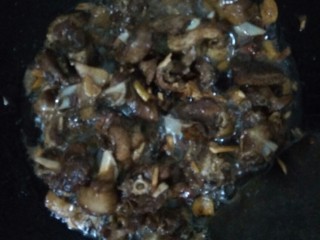 5、干爆鸭,炒了几分钟后放入姜蒜一起炒，不怕姜蒜炒不出味道，晚点放是怕会糊，所以后发也一样，小火炒几分钟后，颜色开始变了，要注意翻炒，不然会糊，然后放入适量盐，加点酱油，颜色就很好看啦。