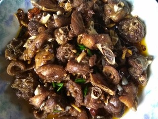 6、干爆鸭,最后起锅，加葱，我这有点少，稍微多一点点就好看了，哈哈。