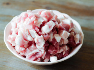 2、红烧肉,切块，开水焯一下去腥