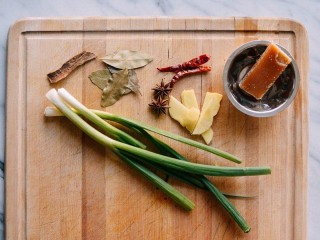 3、红烧肉,备好佐料，红糖，生姜片，红干辣椒，香叶，桂皮，八角，香葱。