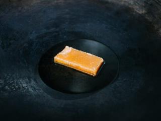 4、红烧肉,热油放下红糖