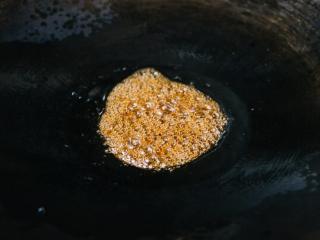 5、红烧肉,等热油把红糖化开