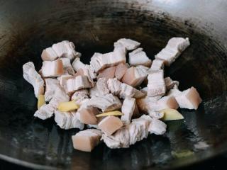 6、红烧肉,焯过水的肉下锅