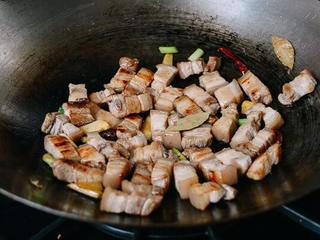 7、红烧肉,放入香料一起翻炒