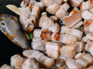 8、红烧肉,把肉的表皮炒成焦黄色，这样更香。