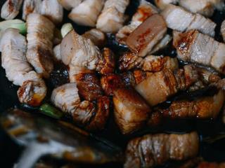 9、红烧肉,差不多了加入酱油适量，盐少许，鸡精少许，料酒少许。