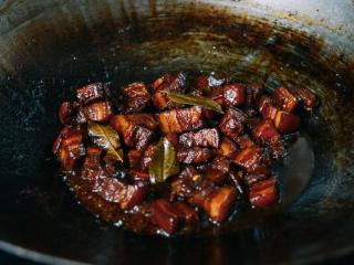 10、红烧肉,加入适当的水，小火焖30分钟左右。