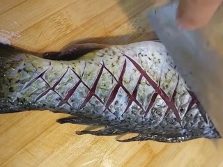2、红烧鲤鱼,左右改成花刀