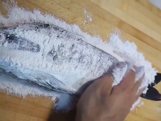 4、红烧鲤鱼,两面拍上一层玉米淀粉