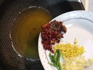 6、红烧鲤鱼,另起锅烧油放入姜葱蒜，八角，花椒，干辣椒