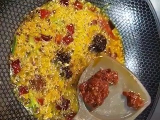 7、红烧鲤鱼,放入火锅底料，豆瓣酱炒出红油
