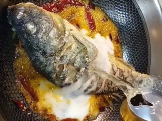 8、红烧鲤鱼,放入鱼加入一罐啤酒，适量清水