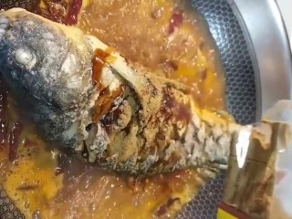 9、红烧鲤鱼,放鸡精，耗油，味极鲜，红烧酱油，十三香调味