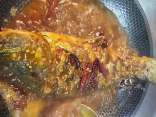 10、红烧鲤鱼,中火烧至入味，汤汁浓稠出锅装盘