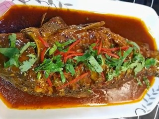 11、红烧鲤鱼,琳上汤汁撒上香菜即可