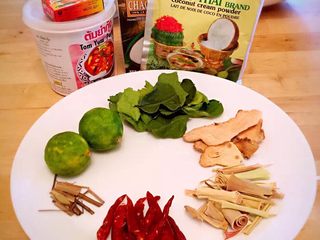 1、泰式火锅料理,冬阴功酱（LOBO牌），香茅，良姜，柠檬叶，柠檬汁（青柠檬），鱼露，虾酱，干辣椒，芫荽，虾（吊汤用），蘑菇（吊汤用），椰子粉，牛奶等等，先准备好这些配料）