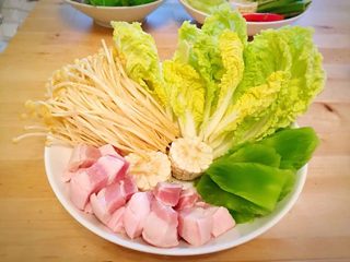 2、泰式火锅料理,（配菜图）忘了最重要的柠檬汁了，这个必须得用青柠檬，相信我，黄色的那个柠檬挤出来的汁味道绝对没有青柠檬的好。因为没买到大的青柠檬，就用两个小的代替了。