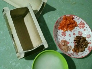 3、竹筒饭,将胡萝卜、四川腊肠、虾仁，切成丁备用。