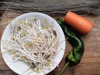 1、豆芽炒粉条,先准备好，豆芽，粉条，胡萝卜，青椒