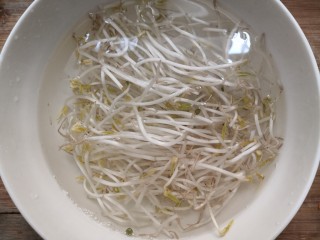 2、豆芽炒粉条,把豆芽，放入淡盐水中，浸泡半小时